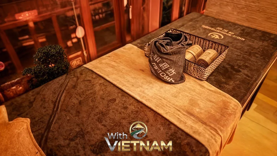 마사지 베드 위의 수건과 비품