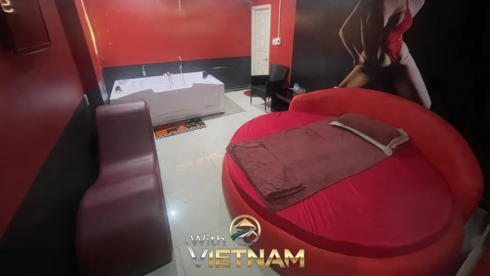 원형 침대와 자쿠지가 있는 붉은색 방