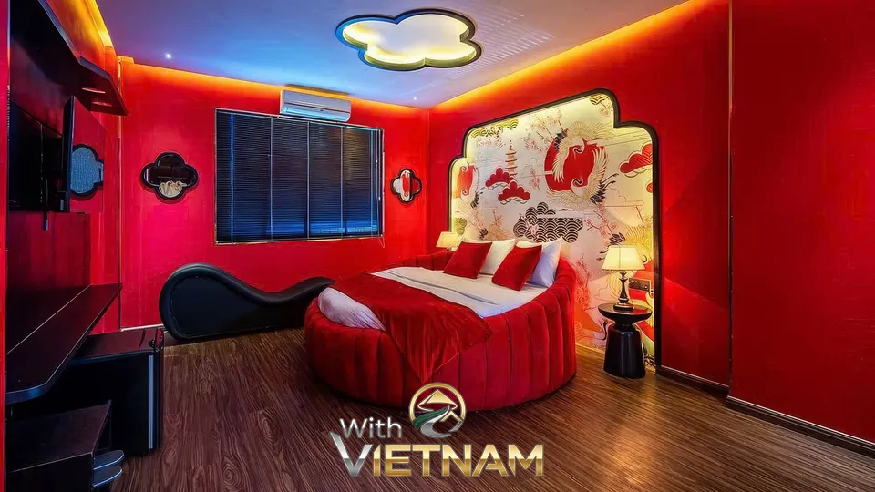 화교 마사지의 붉은색 원형 침대와 동양화 벽 장식