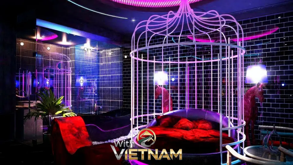 새장 모양의 침대가 있는 화교 마사지 룸