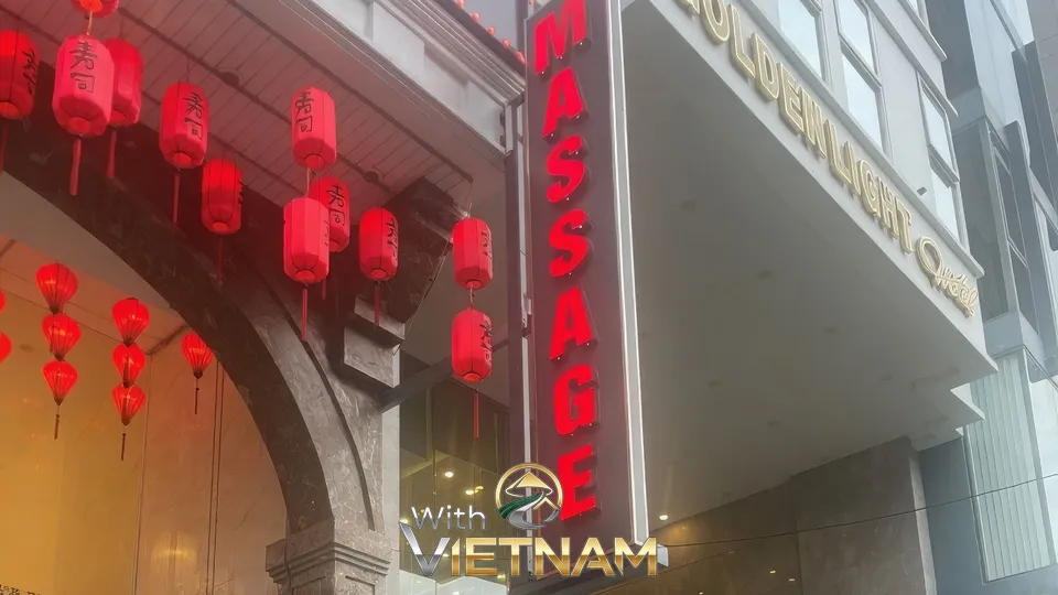 화교 마사지 간판과 홍등이 걸린 건물 외관