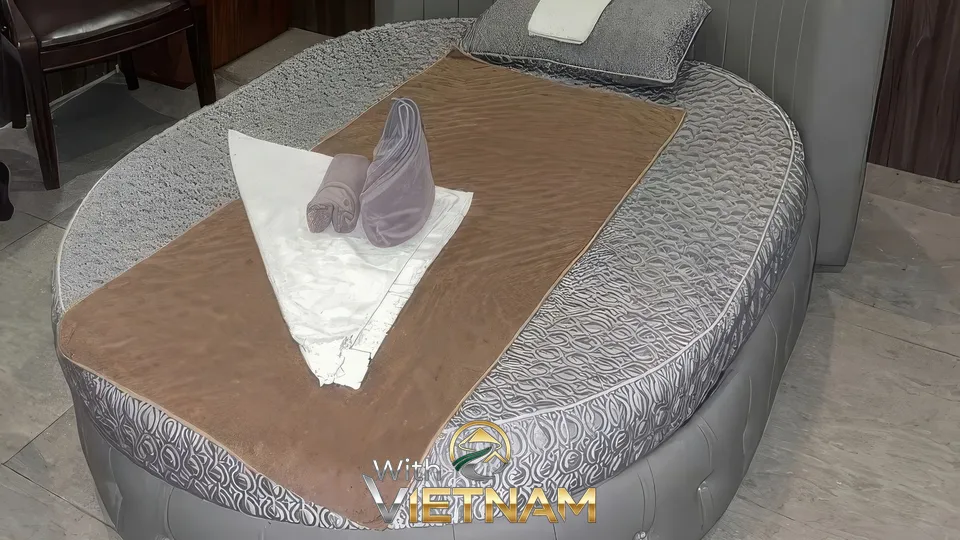 깔끔하게 준비된 원형 마사지 베드