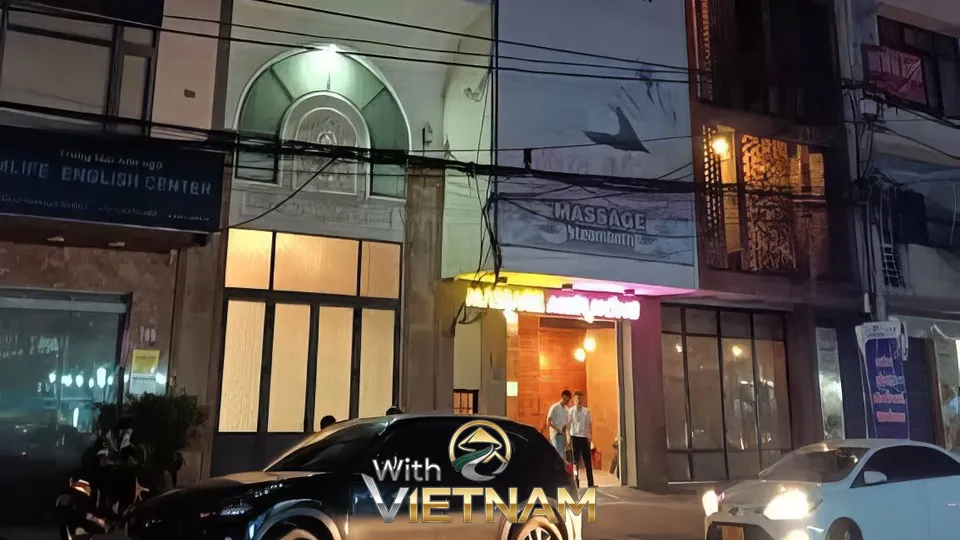 다낭 무아홍 마사지 가게의 야간 전경