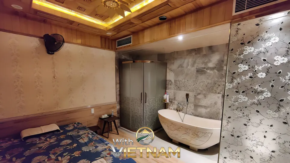 욕조와 침대가 있는 마사지 룸