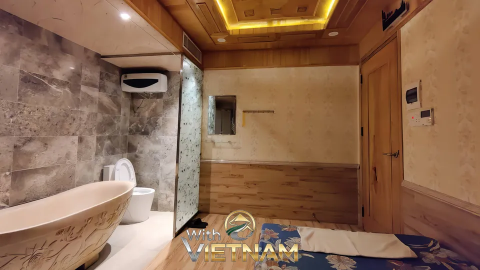 화장실과 욕조가 있는 무아홍의 마사지 룸