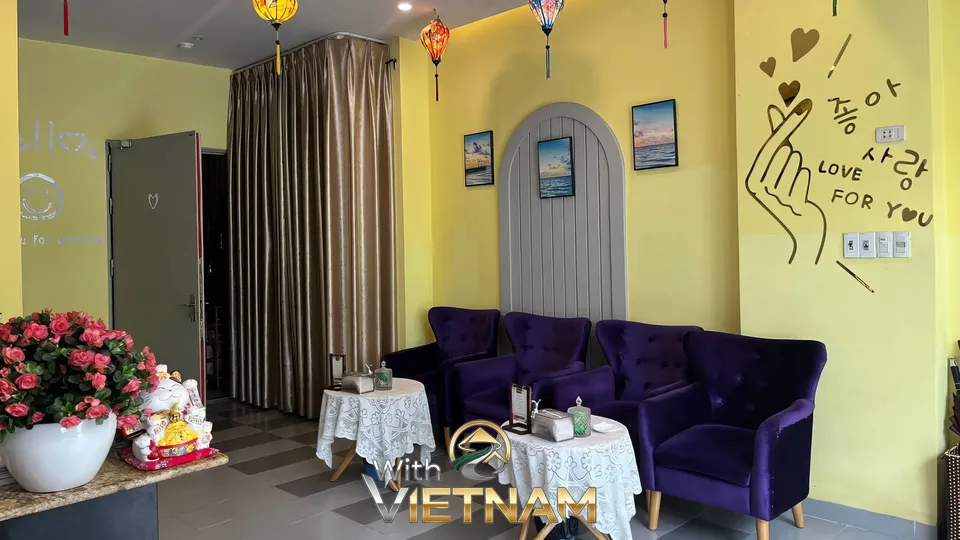 보라색 의자가 있는 아늑한 대기 공간