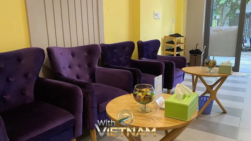 고급스러운 벨벳 의자가 있는 뉴 라이프 스파 로비