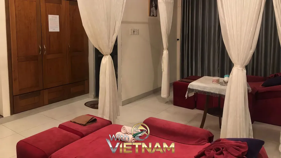 흰색 커튼으로 꾸며진 마사지 룸