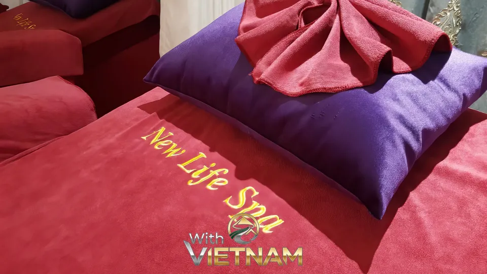 다낭 뉴 라이프 스파 로고가 새겨진 침구