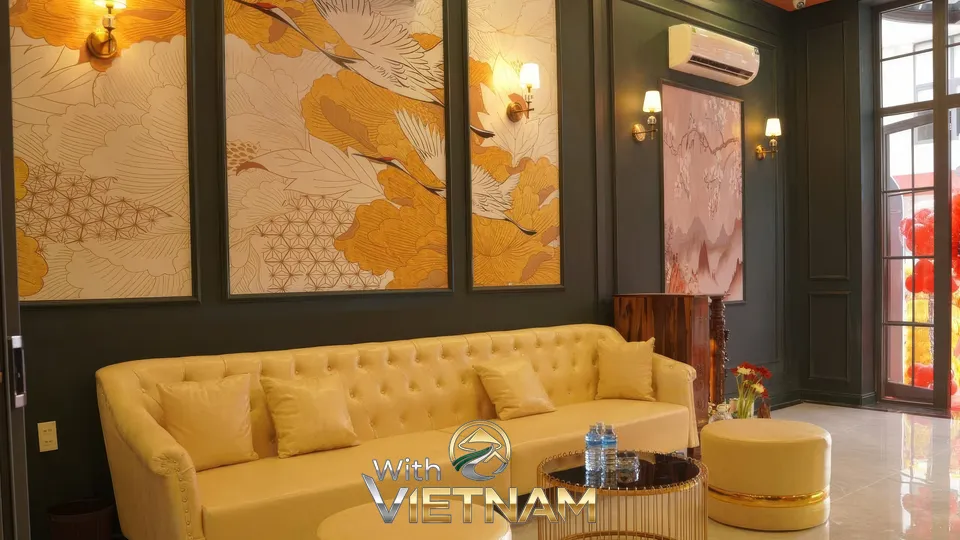 동양적인 그림과 노란 소파가 있는 라운지