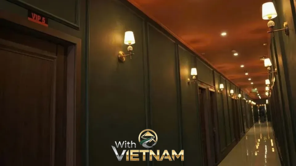 VIP 룸으로 이어지는 클래식한 복도