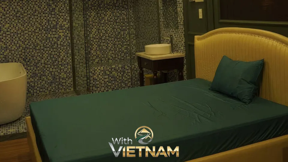 모자이크 타일 벽의 마사지룸과 욕실