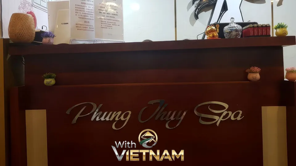 풍투이 스파의 로고가 있는 안내 데스크