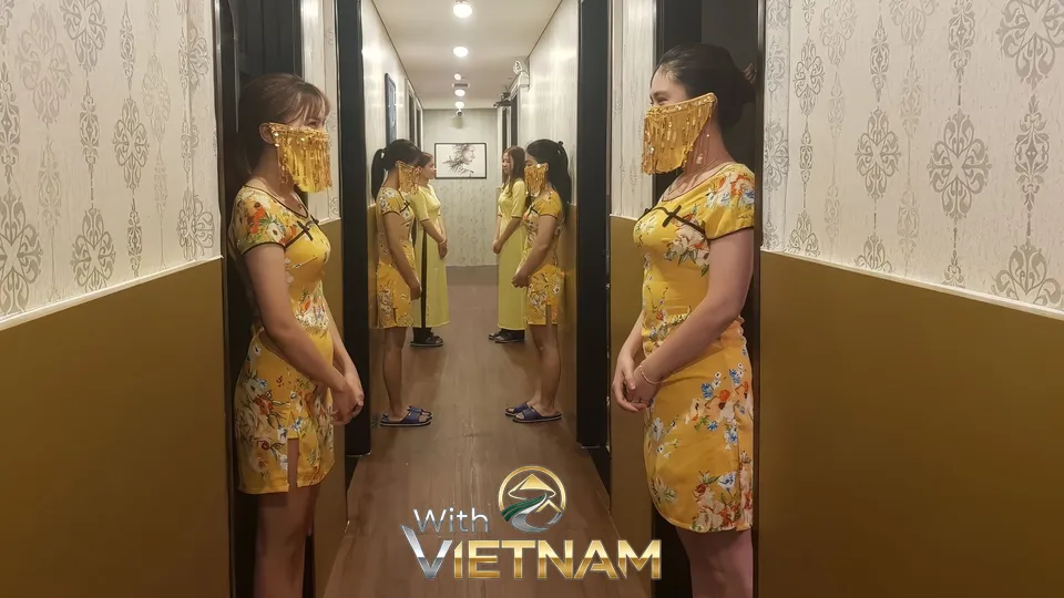 전통 의상을 입은 풍투이 스파 직원들