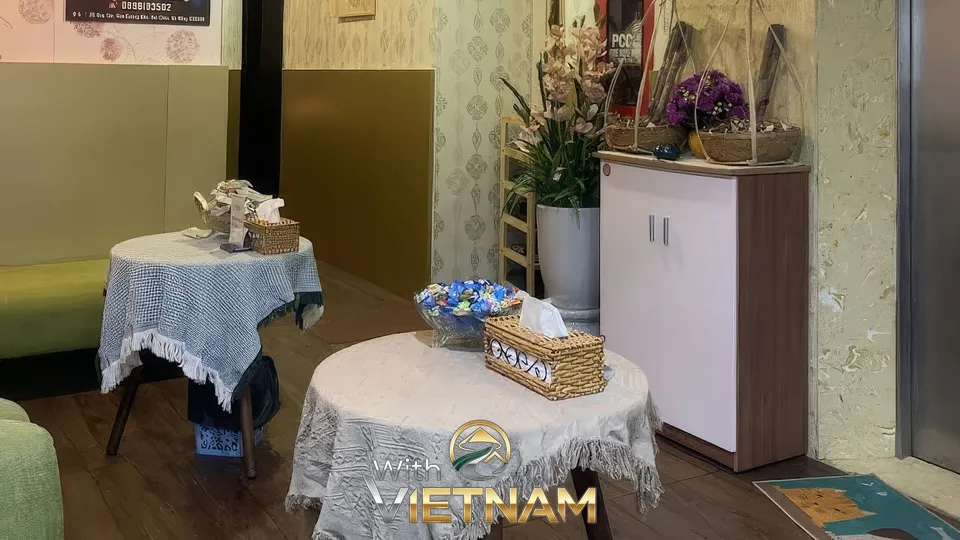 꽃과 장식품이 놓인 스파의 테이블