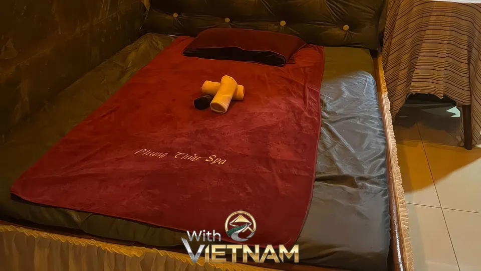 붉은색 천이 깔린 스파의 마사지 침대