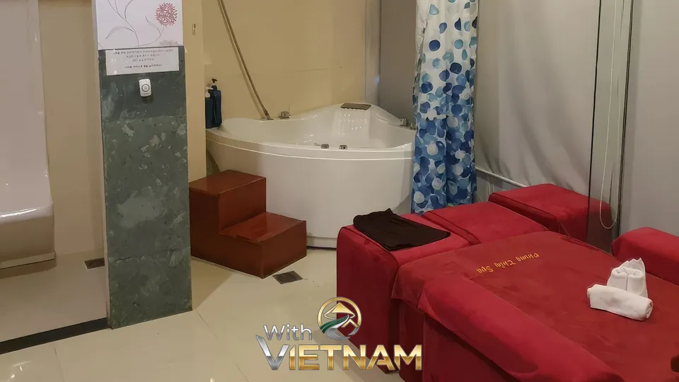 욕조 옆에 붉은색 의자가 놓인 풍투이 스파