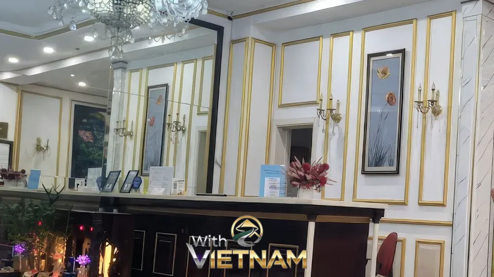 고급스러운 금장식 벽이 있는 로비