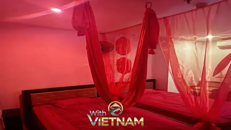 붉은 천이 매달린 다낭 빨간그네의 침실