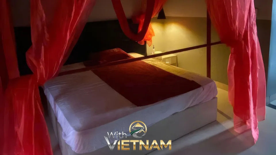 붉은 천 장식이 있는 하얀 침대