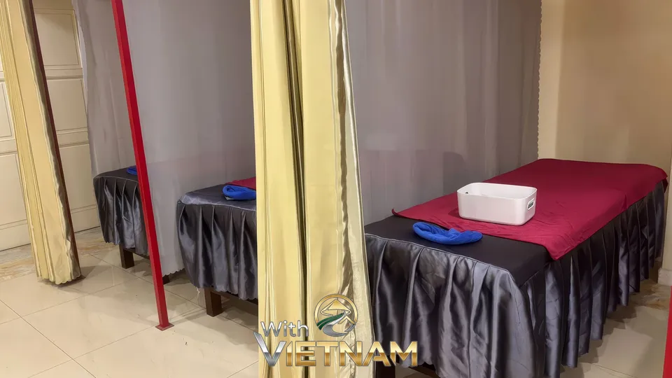 커튼으로 분리된 마사지 침대들