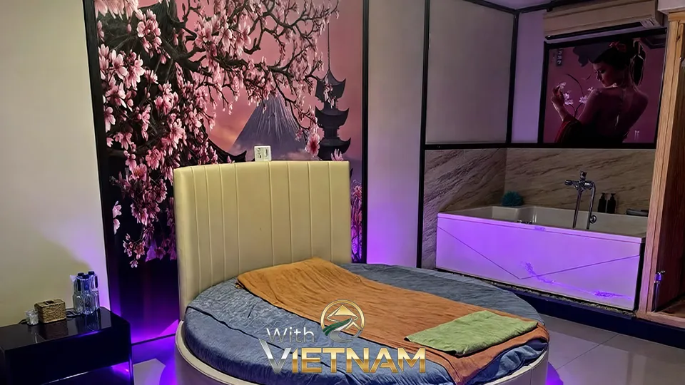 둥근 침대와 보라색 조명의 욕조