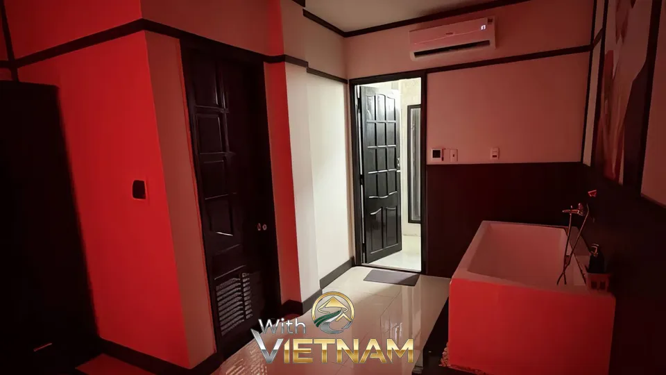 붉은 벽과 흰 욕조가 있는 방