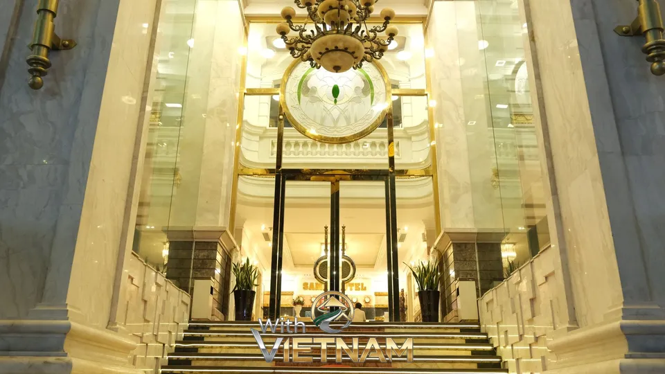 금색 장식의 화려한 쌈디 호텔 입구