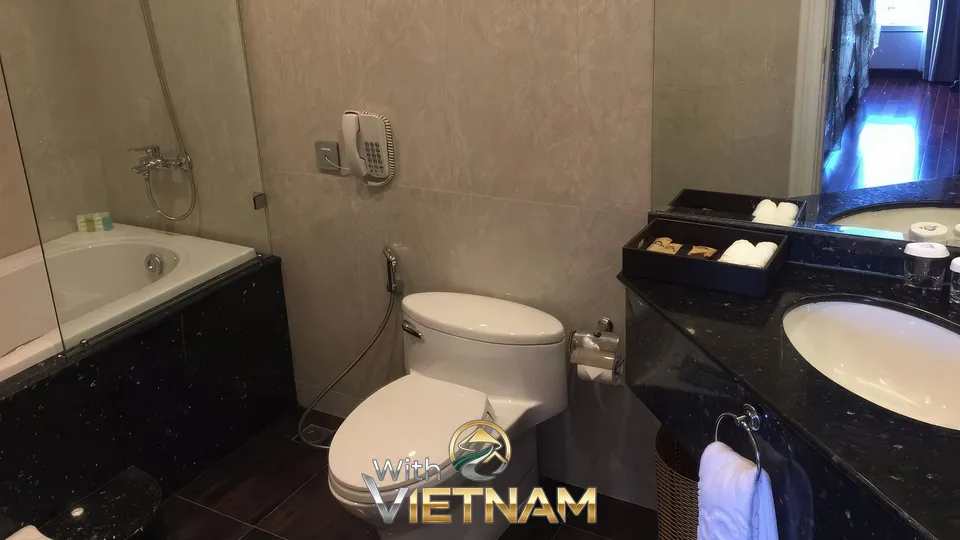 대리석으로 마감된 깔끔한 화장실 내부