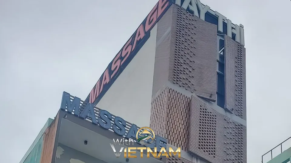 타이티 마사지 간판이 있는 높은 건물 외관