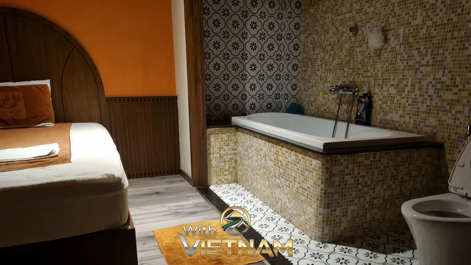 침대와 욕조가 있는 마사지룸 내부