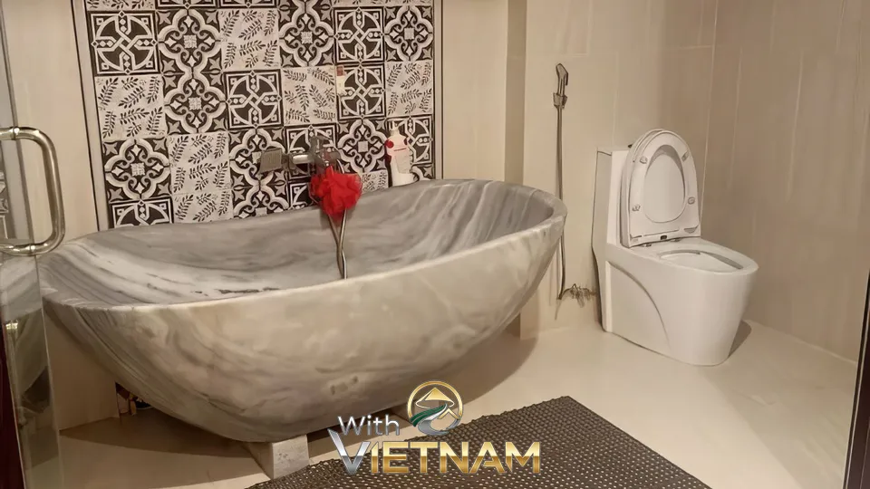 독특한 모양의 대리석 욕조가 있는 욕실