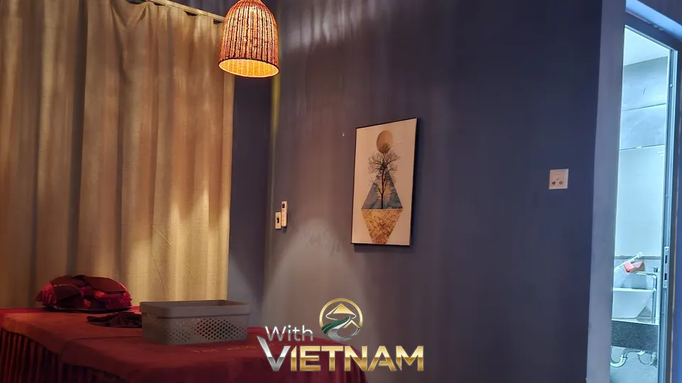 파란 벽으로 된 마사지 룸 내부