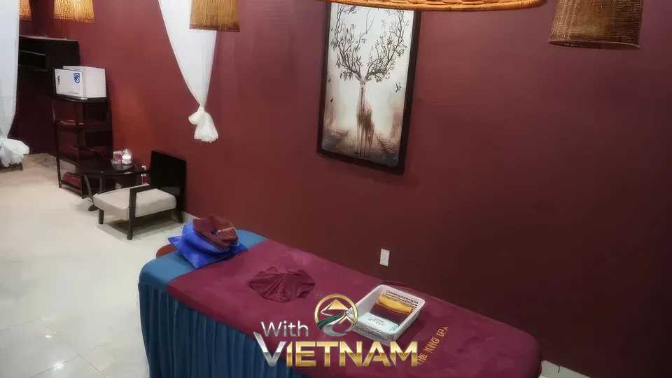 마사지 기계가 놓인 베드와 의자