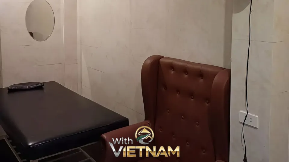 마사지 베드와 갈색 의자가 있는 방