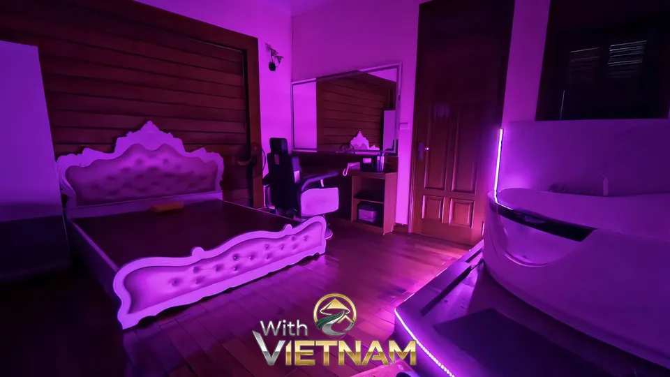 보라색 조명의 침대와 욕조가 있는 방