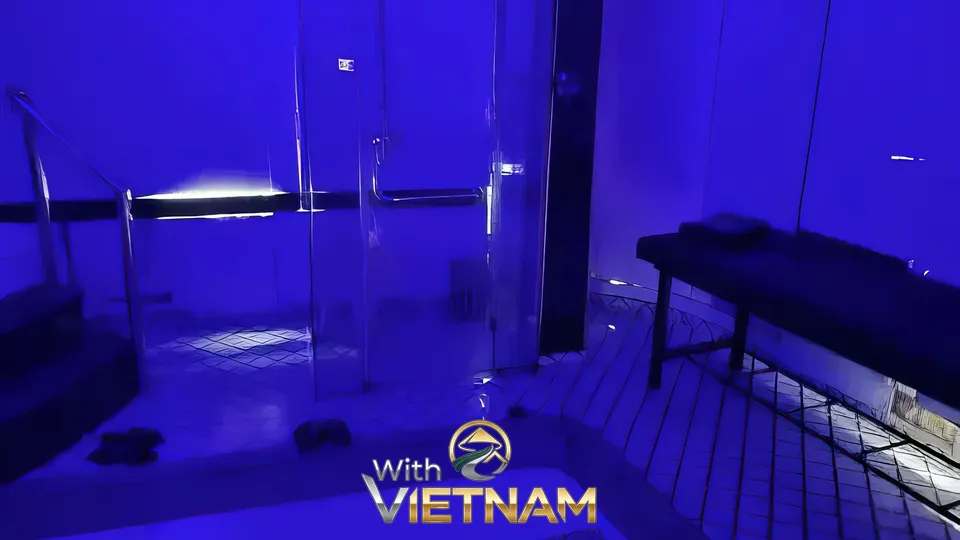 파란 조명이 비추는 마사지 룸