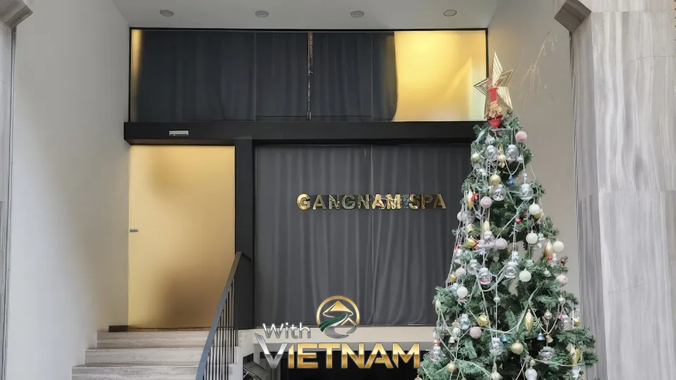 크리스마스 트리가 있는 강남스파 입구