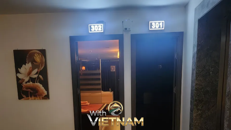 301호와 302호가 보이는 스파 복도