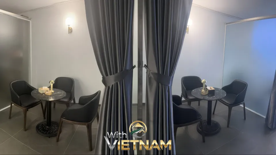 검은색 의자와 커튼이 있는 휴식 공간