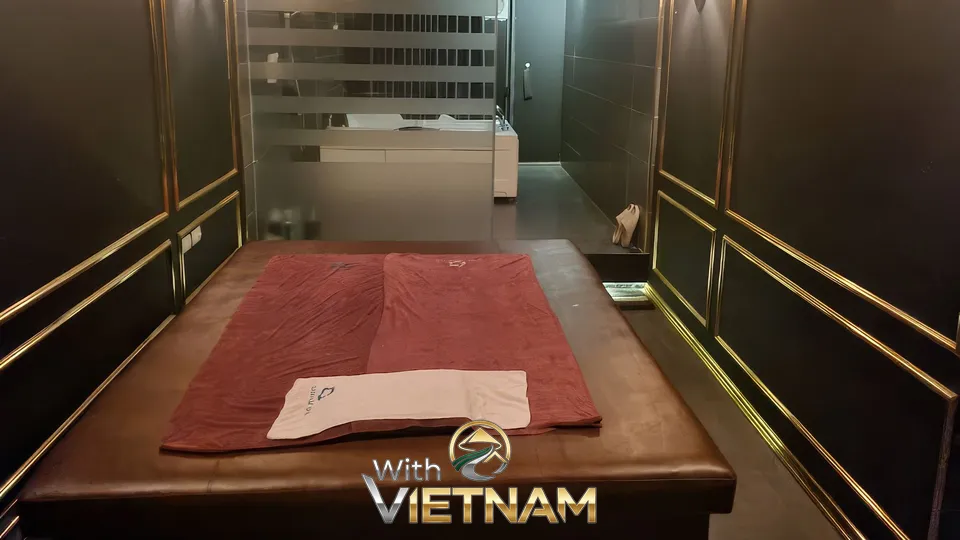 붉은색 시트가 깔린 마사지 침대