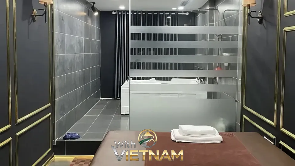 마사지 침대와 샤워 시설이 있는 룸