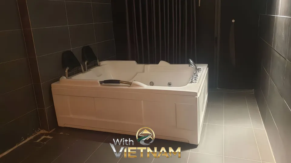 타일로 마감된 넓은 스파 욕조 공간