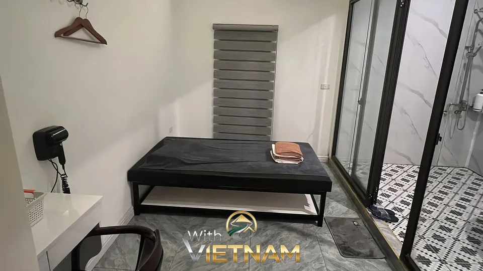 마사지 침대와 샤워실이 있는 스파 룸