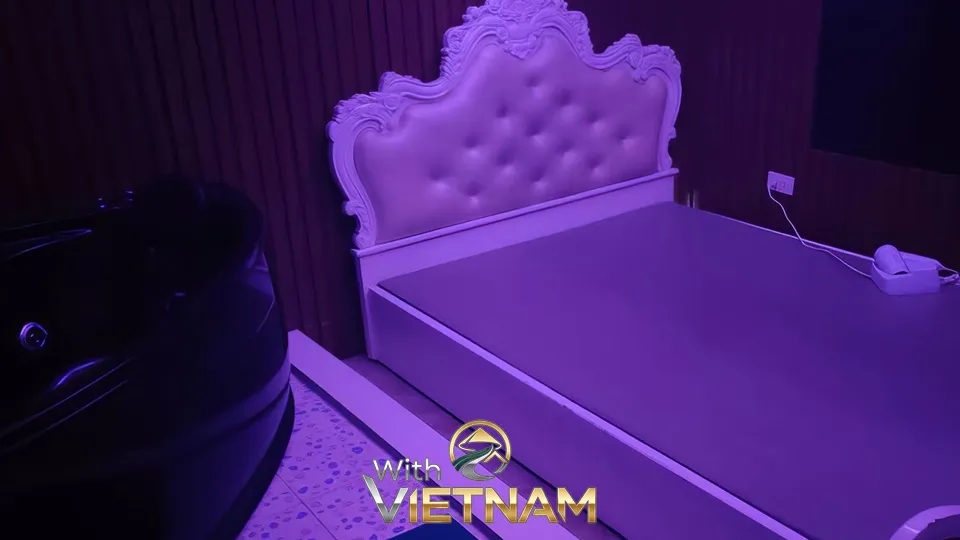 보라색 조명의 고급스러운 침대