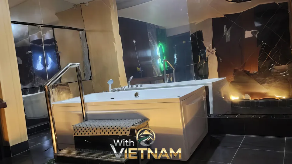 흰색 욕조와 거울이 있는 스파 룸