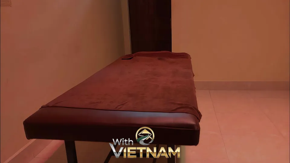 조용한 방 안의 마사지 침대