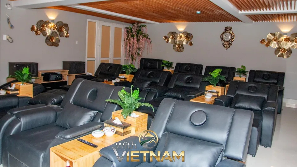 검은색 가죽 안락의자가 있는 휴게실