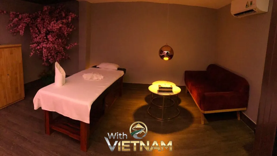 마사지 침대와 붉은 소파가 있는 룸