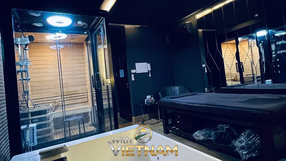 마사지 침대와 사우나가 있는 어두운 룸